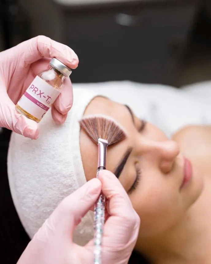 Application d’un traitement topique PRX sur le visage, sans aiguille